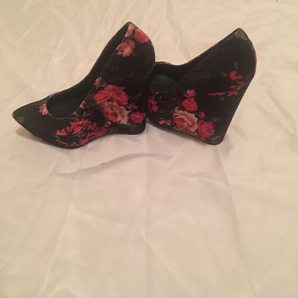 Floral wedge - Picture 3 of 3